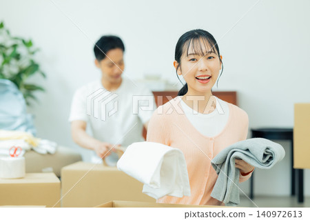一對夫婦正在搬家前收拾行李。 一對夫婦正在搬家前收拾行李。 140972613