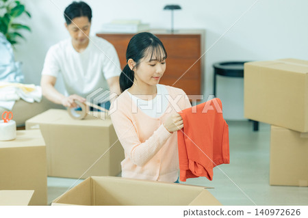 一對夫婦正在搬家前收拾行李。 一對夫婦正在搬家前收拾行李。 140972626