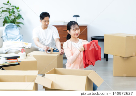 一對夫婦正在搬家前收拾行李。 一對夫婦正在搬家前收拾行李。 140972627