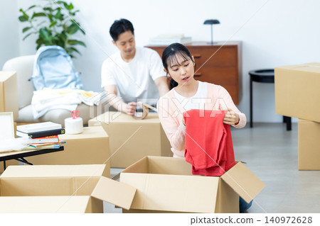 一對夫婦正在搬家前收拾行李。 一對夫婦正在搬家前收拾行李。 140972628