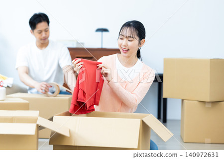 一對夫婦正在搬家前收拾行李。 一對夫婦正在搬家前收拾行李。 140972631