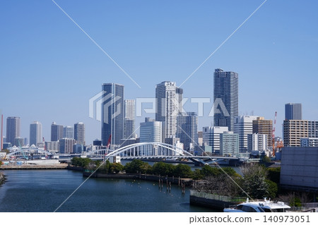 從海灣邊的建築群俯瞰停泊在東京灣的觀光船和築地大橋。 從海灣邊的建築群俯瞰停泊在東京灣的觀光船和築地大橋。 140973051