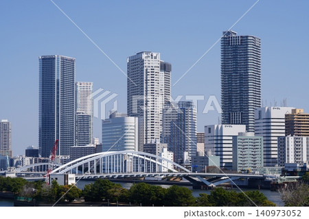 東京灣地區：濱水區和築地大橋附近聚集大量高樓公寓。 140973052