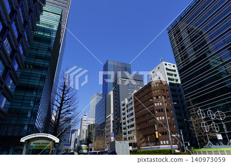東京八重洲商業區陽光明媚,景色壯麗,摩天大樓鱗次櫛比。 東京八重洲商業區陽光明媚,景色壯麗,摩天大樓鱗次櫛比。 140973059