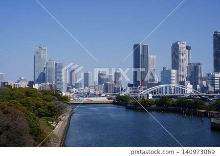 晴朗的東京灣景色:築地大橋和綿延的海濱城市景觀。 晴朗的東京灣景色:築地大橋和綿延的海濱城市景觀。 140973069