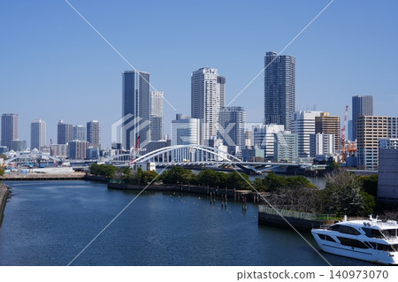 從海灣邊的建築群俯瞰停泊在東京灣的觀光船和築地大橋。 從海灣邊的建築群俯瞰停泊在東京灣的觀光船和築地大橋。 140973070