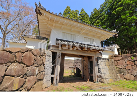 Tsuna-gomon Gate and Stone Walls of Mito Castle Ruins | A view of the castle gate of a national historical site leading to Nukabe Shrine, Mito Town, Aomori Prefecture Tsuna-gomon Gate and Stone Walls of Mito Castle Ruins | A view of the castle gate of a national historical site leading to Nukabe Shrine, Mito Town, Aomori Prefecture 140973282