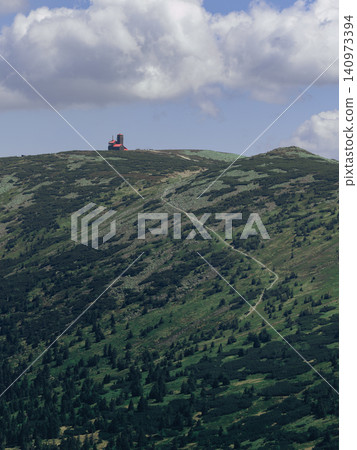 一座可愛的建築矗立在高山之巔 140973394