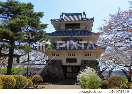 Springtime in a castle town in the northern country: The castle tower of the national historical site, Sannohe Castle ruins, against a blue sky | Cherry blossoms and historical scenery/tourism Springtime in a castle town in the northern country: The castle tower of the national historical site, Sannohe Castle ruins, against a blue sky | Cherry blossoms and historical scenery/tourism 140973429