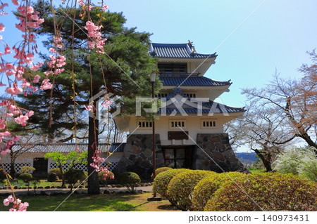 北方城堡小鎮的春天:國家歷史遺址山之屋遺址的城堡天守閣,映襯著藍天 | 櫻花與歷史風景/旅遊 北方城堡小鎮的春天:國家歷史遺址山之屋遺址的城堡天守閣,映襯著藍天 | 櫻花與歷史風景/旅遊 140973431