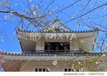 北方城堡小鎮的春天：國家歷史遺址山之屋遺址的城堡天守閣，映襯著藍天 | 櫻花與歷史風景/旅遊 140973433