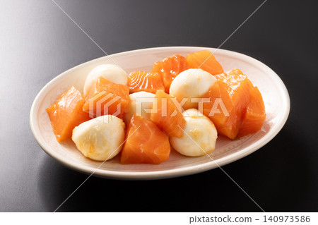 醃製鮭魚配馬蘇里拉乳酪 醃製鮭魚配馬蘇里拉乳酪 140973586