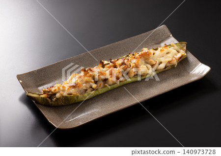 烤長茄子、竹輪(魚餅)和起司。 烤長茄子、竹輪(魚餅)和起司。 140973728