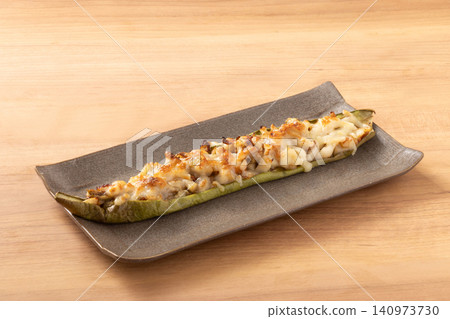烤長茄子、竹輪(魚餅)和起司。 烤長茄子、竹輪(魚餅)和起司。 140973730