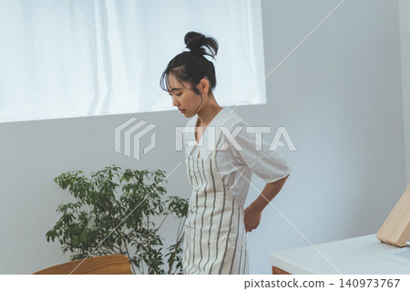 年輕女性覺得烹飪很難 年輕女性覺得烹飪很難 140973767