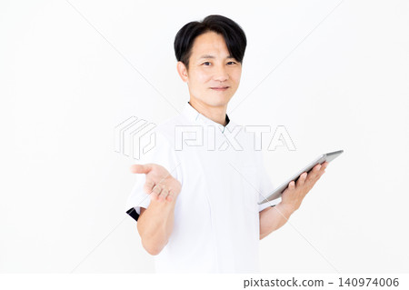 一位身穿白大褂的中年男性針灸師/整骨師,手裡拿著藥片。 一位身穿白大褂的中年男性針灸師/整骨師,手裡拿著藥片。 140974006
