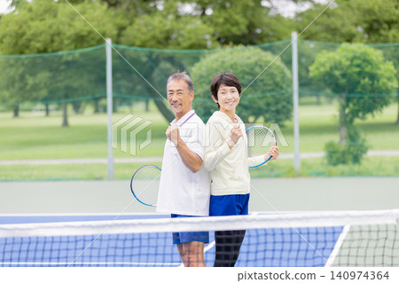 老將網球選手擺出勝利姿勢。 老將網球選手擺出勝利姿勢。 140974364