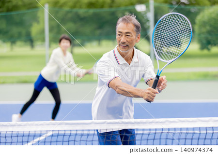老年網球運動員打雙打 140974374