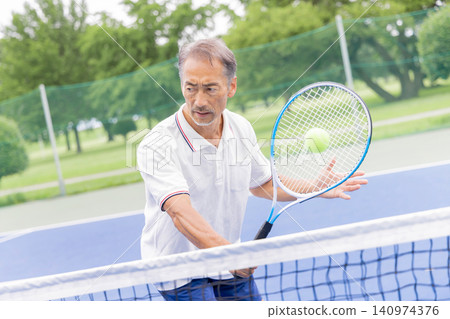 資深男子網球運動員擊打截擊的特寫。 140974376
