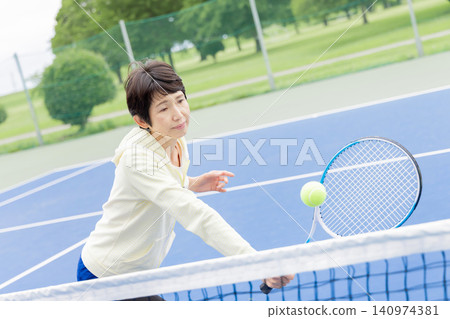 資深女子網球選手在網前截擊 140974381