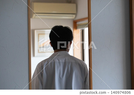 一名國中男生身穿制服襯衫，正準備上課，這是他的背影。 140974806