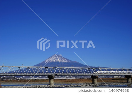 一列新幹線列車駛過藤川鐵道橋，背景是富士山。 2058年1月，富士山，新幹線和藤川鐵道橋 140974968