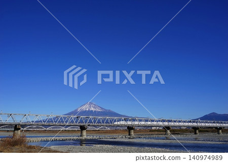 新幹線子彈列車和藤川鐵道橋橫亙在富士山和足座山脈之間。一月。富士山 2074,足座山,新幹線,藤川鐵道橋。 新幹線子彈列車和藤川鐵道橋橫亙在富士山和足座山脈之間。一月。富士山 2074,足座山,新幹線,藤川鐵道橋。 140974989