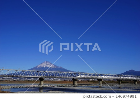 新幹線子彈列車和藤川鐵道橋橫亙在富士山和足座山脈之間。一月。富士山 2075，足座山，新幹線，藤川鐵道橋。 140974991