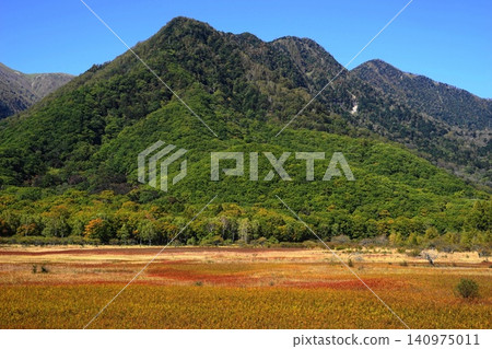 小田城原,以男體山為背景,秋色正濃。 (10月,日光 306:秋色,小田城原) 小田城原,以男體山為背景,秋色正濃。 (10月,日光 306:秋色,小田城原) 140975011