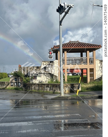 雨後,宮古島的景色中出現了一道彩虹。 雨後,宮古島的景色中出現了一道彩虹。 140975489