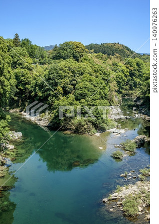 從新城市牛渕橋眺望長篠城遺址。 從新城市牛渕橋眺望長篠城遺址。 140976263