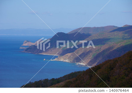 從青森縣西村矢賀良間山眺望岩掛岩,背景可見北海道。 從青森縣西村矢賀良間山眺望岩掛岩,背景可見北海道。 140976464