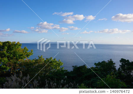 從青森縣陸奧市松崎裕鳥停車場眺望夏泊半島、陸奧灣和八甲田山。 從青森縣陸奧市松崎裕鳥停車場眺望夏泊半島、陸奧灣和八甲田山。 140976472