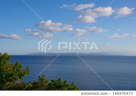 從青森縣陸奧市松崎裕鳥停車場眺望夏泊半島、陸奧灣和八甲田山。 從青森縣陸奧市松崎裕鳥停車場眺望夏泊半島、陸奧灣和八甲田山。 140976473