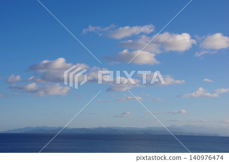 從青森縣陸奧市松崎裕鳥停車場眺望夏泊半島、陸奧灣和八甲田山。 從青森縣陸奧市松崎裕鳥停車場眺望夏泊半島、陸奧灣和八甲田山。 140976474