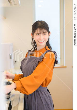 在廚房做飯的日本女人 在廚房做飯的日本女人 140977804