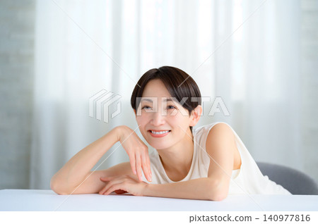 一位笑容燦爛的日本女性的美麗照片 一位笑容燦爛的日本女性的美麗照片 140977816