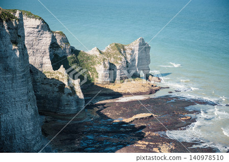 Cliffs and Waters of Etretat Cliffs and Waters of Etretat 140978510