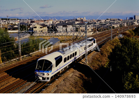 2007 年:一列由兩節 Kiha 65 系列 Edel 車廂組成的特別包車在東海道線上運行。 2007 年:一列由兩節 Kiha 65 系列 Edel 車廂組成的特別包車在東海道線上運行。 140978693