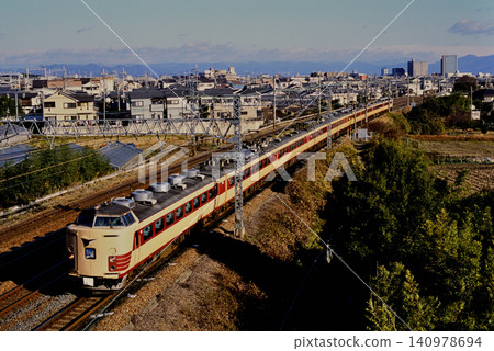 2007年:東海道線上運行的9節編組485系L型特快列車「雷鳥號」。 2007年:東海道線上運行的9節編組485系L型特快列車「雷鳥號」。 140978694