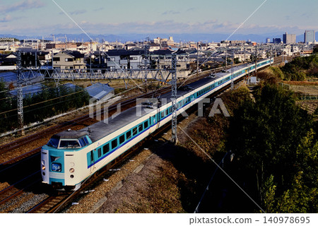 2007年:9節編組的381系L型特快列車「黑潮號」運行於東海道線。 2007年:9節編組的381系L型特快列車「黑潮號」運行於東海道線。 140978695
