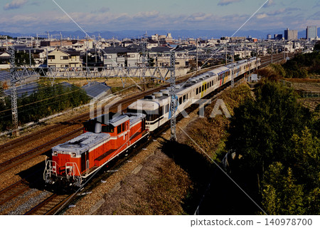 2007 年:DD51 1193 型機車作為飛鳥號特快旅客列車的一部分,在東海道線上運行。 2007 年:DD51 1193 型機車作為飛鳥號特快旅客列車的一部分,在東海道線上運行。 140978700