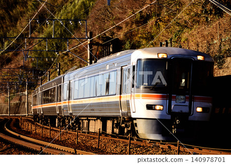 2008 年:一列由 3 節車廂組成的 373 系列藤川特快列車正在東海道線上運行。 2008 年:一列由 3 節車廂組成的 373 系列藤川特快列車正在東海道線上運行。 140978701