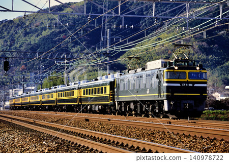 2007年:EF81114 號沙龍車廂浪速特快列車運行於東海道線 2007年:EF81114 號沙龍車廂浪速特快列車運行於東海道線 140978722