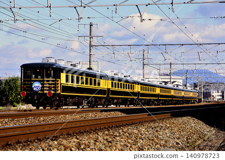 2007年：東海道線上的沙龍車廂浪速號特快列車 140978723