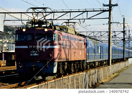 2007年:EF81106號機車以藍色列車日本海4號運行於東海道線。 2007年:EF81106號機車以藍色列車日本海4號運行於東海道線。 140978742