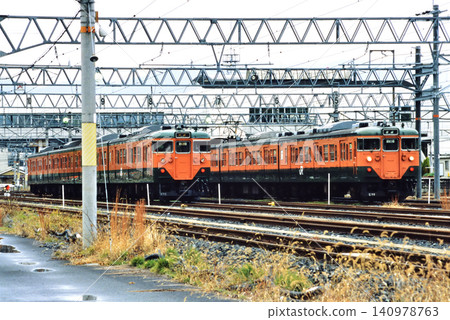 2007年:113系列列車在鐵路貨場等候。 2007年:113系列列車在鐵路貨場等候。 140978763