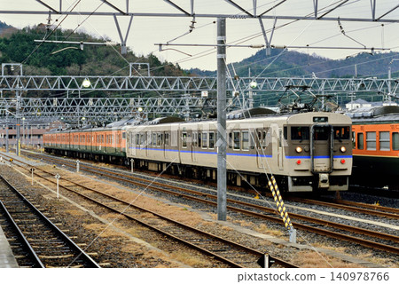 2007 年,六列 115 系和 113 系電力動車組列車停放在火車站。 2007 年,六列 115 系和 113 系電力動車組列車停放在火車站。 140978766