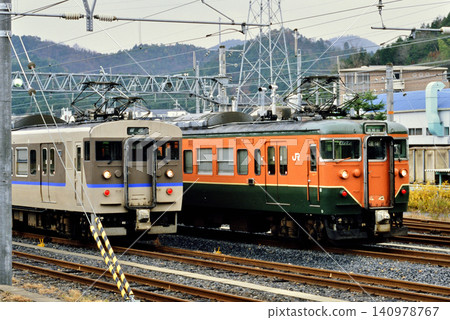 2007 年,115 系列和 113 系列列車在火車站等待發車。 2007 年,115 系列和 113 系列列車在火車站等待發車。 140978767