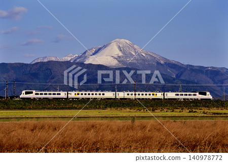 2007 年：四列 Kiha 65 系列 Edel 列車在伊吹山的映襯下運行。 140978772